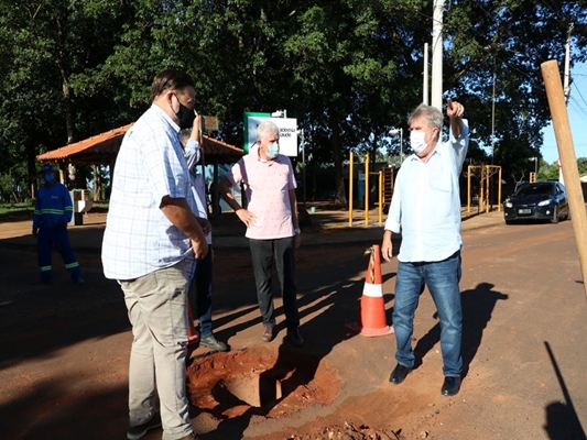 SAEV faz reparo em emissário perto de córrego