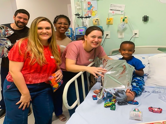 Magia do Natal: doação de brinquedos na Santa Casa