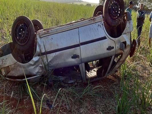 CAPOTAMENTO DE CARRO MATA DOIS JOVENS PERTO DE POLONI