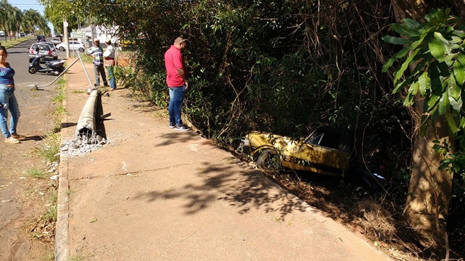 CARRO DERRUBA POSTE E CAI PERTO DE CÓRREGO