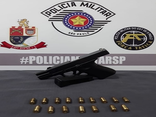 Homem tinha arma escondida em carro de luxo