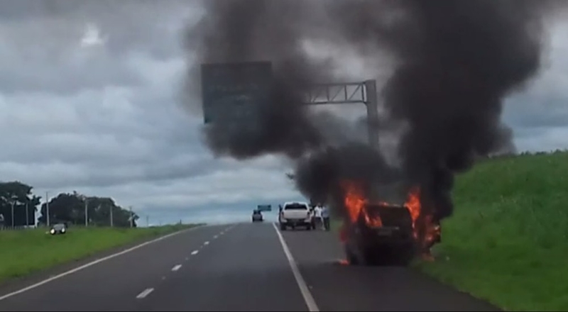 CARRO PEGA FOGO EM TANABI