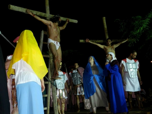 CATÓLICOS DE VOTUPORANGA CELEBRAM SEXTA-FEIRA SANTA 