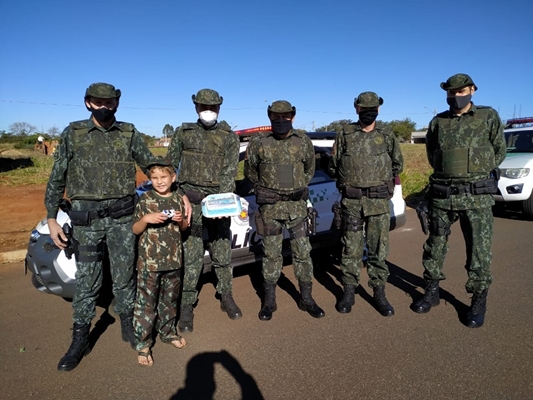 Garotinho ganha surpresa da Polícia Ambiental