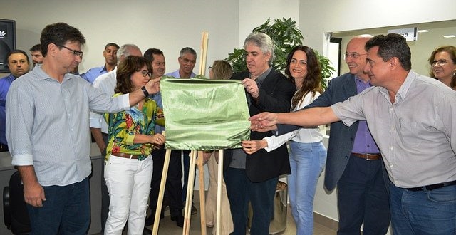 Associação Comercial homenageia família Haddad em prédio