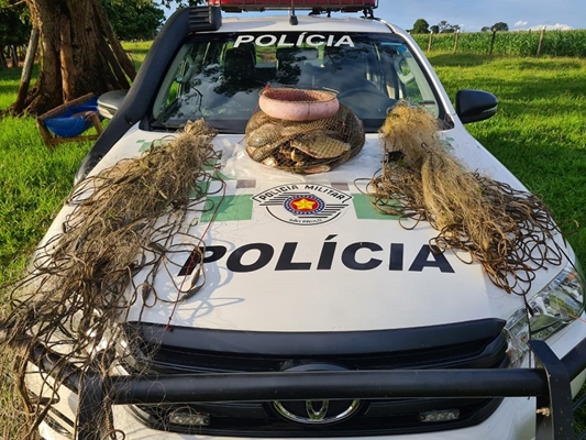 Pescadores usam redes para pegar 13 kg de peixes