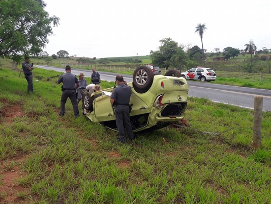 Capotamento na vicinal de Álvares Florence fere levemente motorista 