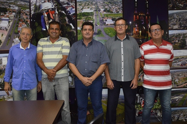 Os que suplentes assumem cargos ao lado do presidente Osmair Ferrari