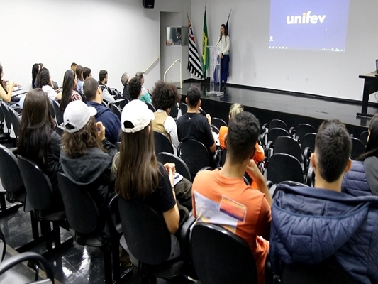 Alunos da ETEC visitam a UNIFEV