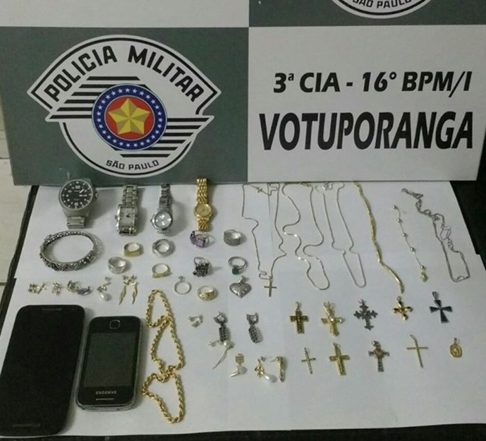 Polícia Militar prende ladrões de casa e recupera objetos