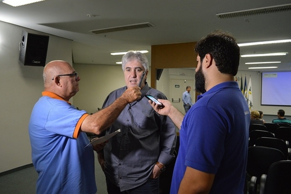 ASSOCIAÇÃO COMERCIAL PRESENTEIA TORCEDOR DO CAV 