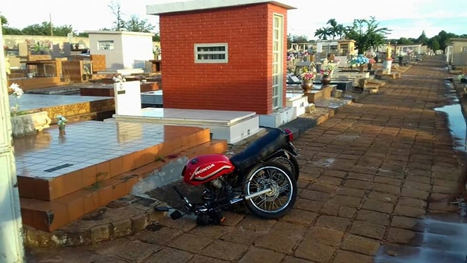 MOTOCICLISTA SOFRE ACIDENTE E CAI DENTRO DE CEMITÉRIO
