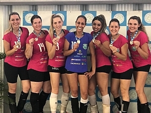 VÔLEI FEMININO CONQUISTA TÍTULO REGIONAL