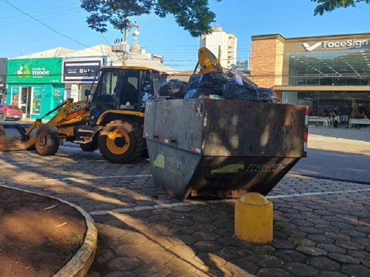 Prefeitura limpa Praça São Bento e fiscaliza descarte