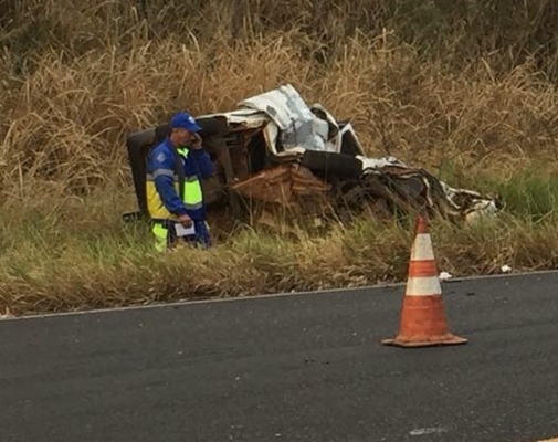 COLISÃO ENTRE CARROS MATA 3 PESSOAS NA FELICIANO SALES CUNHA