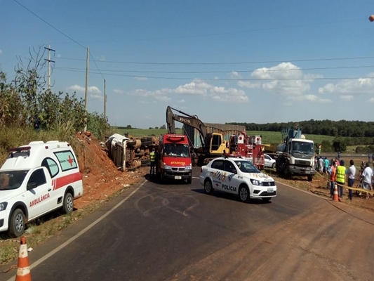 Caminhoneiro de 58 anos morre em colisão com barranco