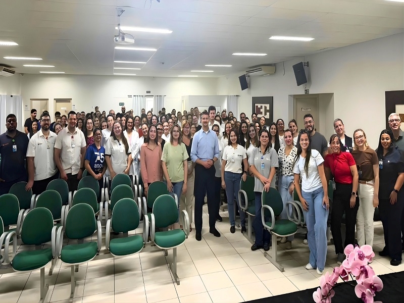 Piloto Gustavo Rocha faz palestra na Santa Casa