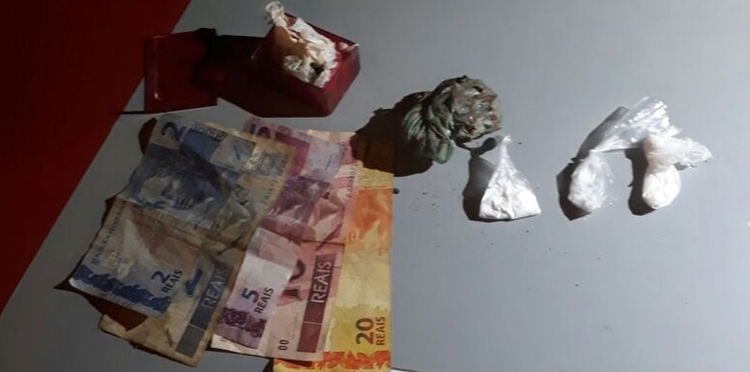 PRESO ENTERRANDO DROGA EM CAMPO DE FUTEBOL