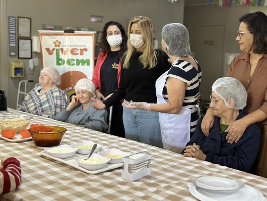 Lar Viver Bem realiza oficina “Cozinha Terapêutica” com os idosos