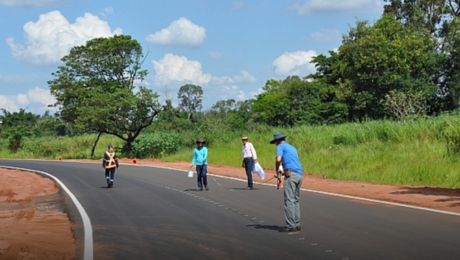 ESTRADA DO 27 - homens e máquinas na pista