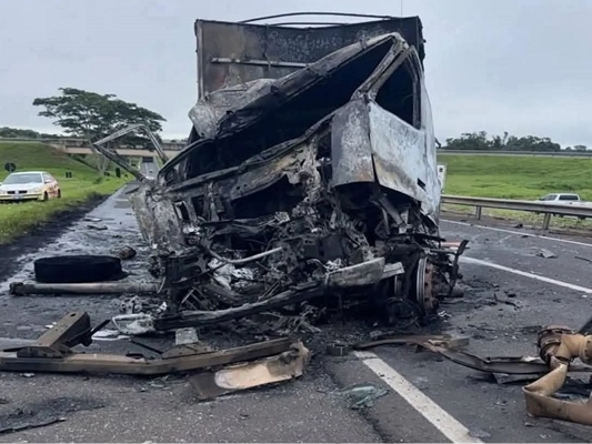 Caminhão pega fogo após colisão na Euclides da Cunha