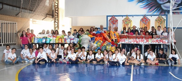 ESCOLA DOA 438 LITROS DE LEITE PRA SANTA CASA