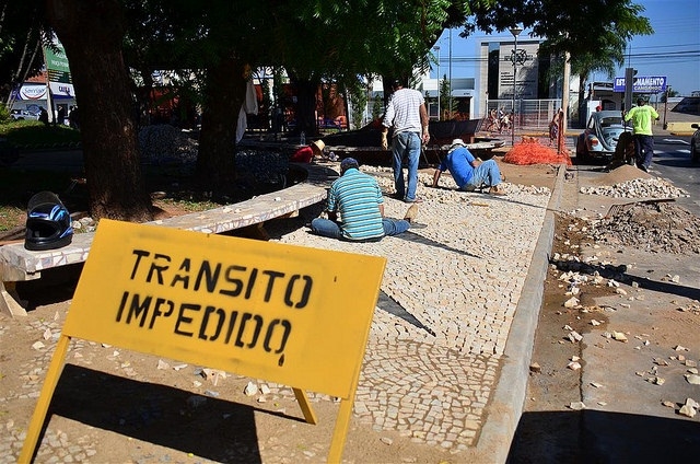 Praça Fernando Costa passa por reforma no calçamento