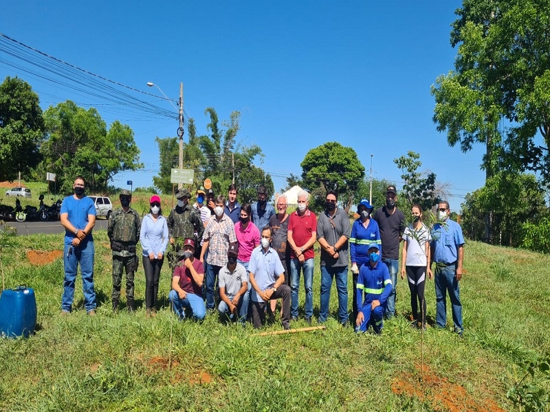 Plantio de mudas na Represa Municipal
