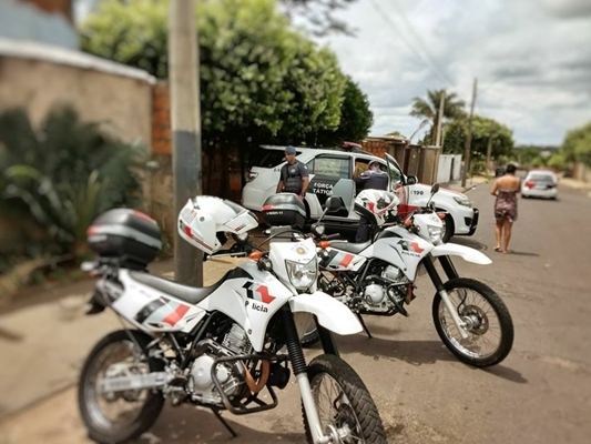 POLÍCIA MILITAR PRENDE GAROTO DE 16 ANOS QUE VENDIA DROGA 