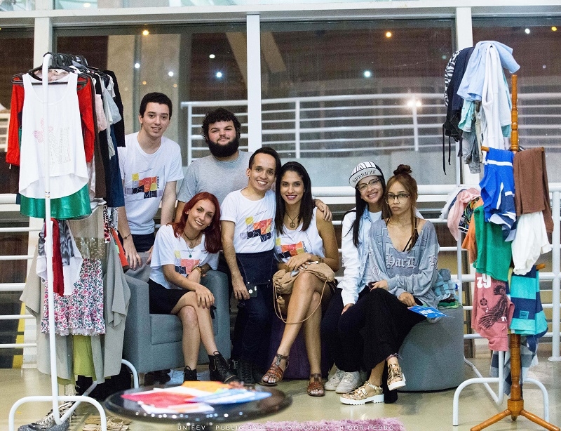 Alunos de publicidade doam roupas 