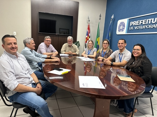 Prefeitura e Detran se reúnem para fiscalização de moto elétrica