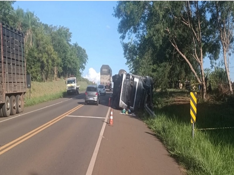 Acidente entre 2 caminhões deixa feridos