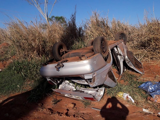 UM MORTO E TRÊS FERIDOS EM CAPOTAMENTO NA ESTRADA DO 27