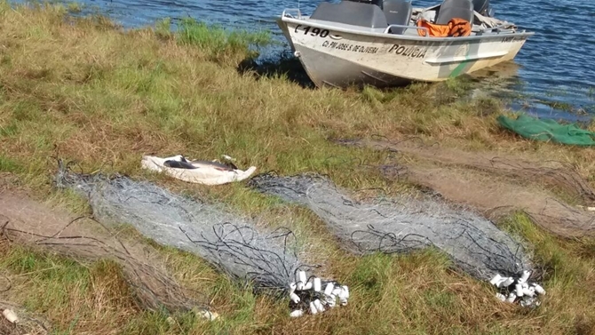 Polícia Ambiental pega pescador batendo rede em Água Vermelha