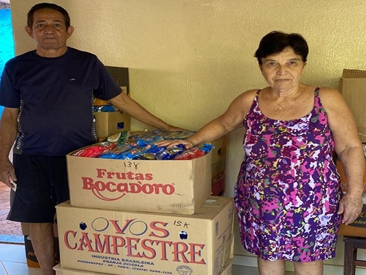 Casal faz doação de macarrão para a Santa Casa