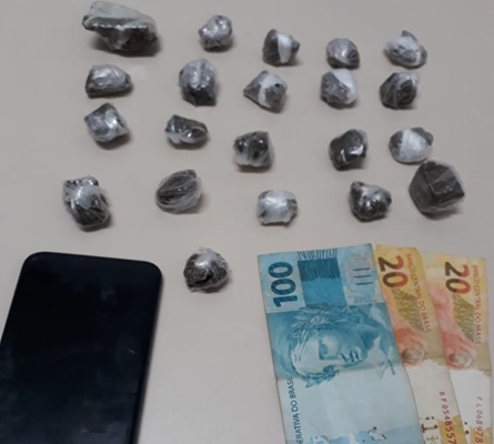 PM PRENDE TRAFICANTE QUE VENDIA MACONHA EM PRAÇA