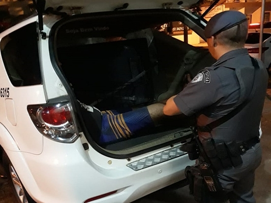 Polícia Militar prende ladrão escondido em cima de forro