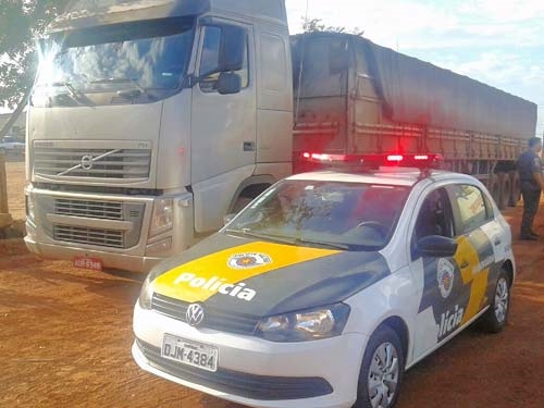 Carregamento de feijão avaliado em R$243 mil é roubado na região