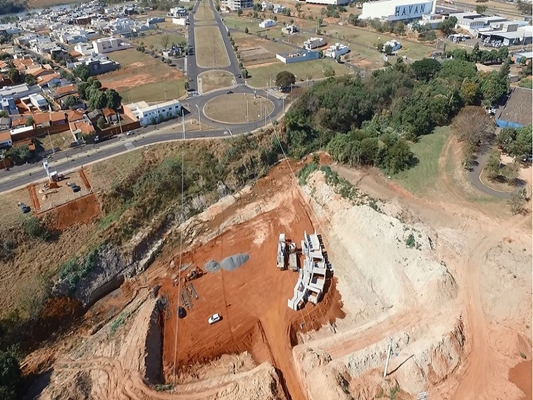 Começa canalização de córrego no fundo da rodoviária