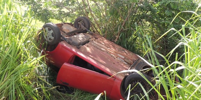 Carro capota e fica enfiado no meio do mato perto de Votuporanga 