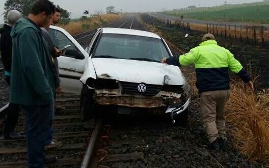 CARRO CAPOTA E FICA SOBRE TRILHOS EM VALENTIM GENTIL
