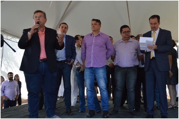 MINISTRO DA SAÚDE ENTREGA VIATURAS PRA SAÚDE NA REGIÃO