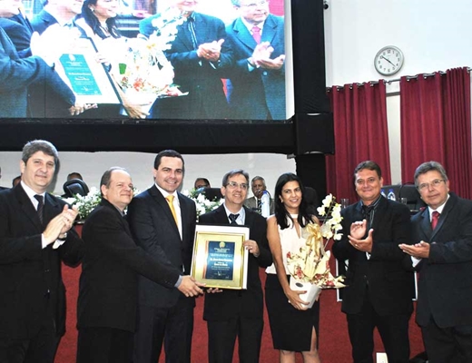 Médico coordenador do curso de medicina é homenageado na Câmara