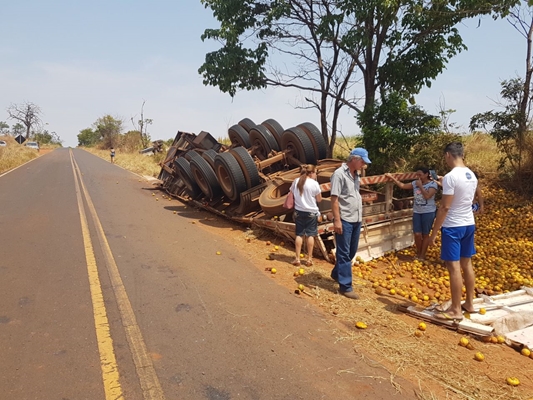 CAMINHÃO CARREGADO DE LARANJA TOMBA PERTO DE TANABI