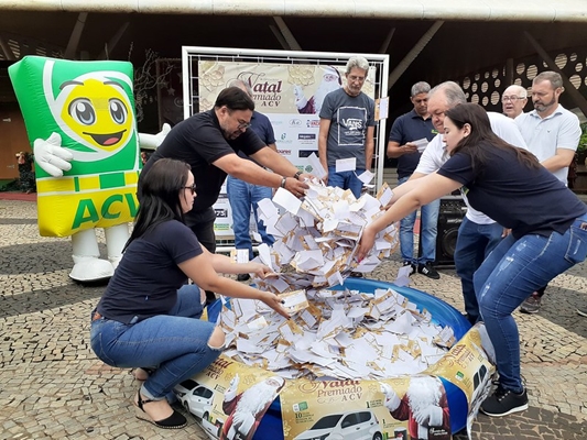 Ganhadores da promoção de fim de ano recebem prêmio da ACV
