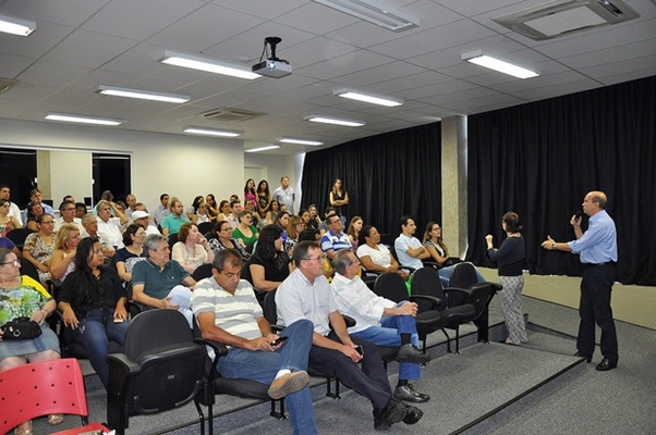 Prefeito anuncia programa de educação profissional 