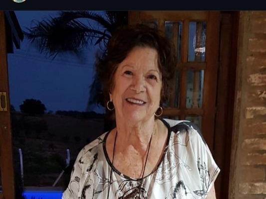 Aposentada doa centenas de fraldas para a Santa Casa