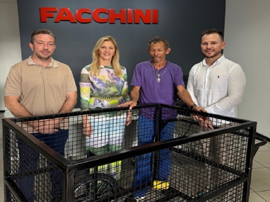 Facchini doa carrinhos de catadores ao Fundo Social de Votuporanga