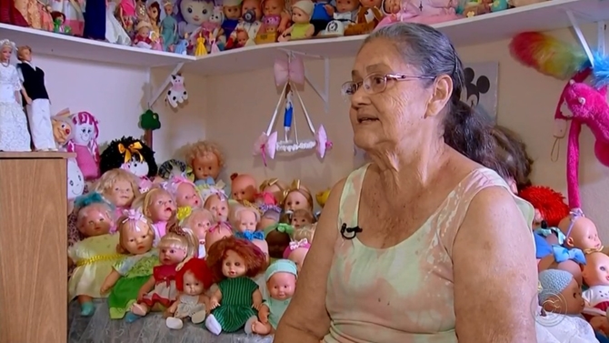 APOSENTADA COLECIONA 400 BONECAS APÓS TRAUMA DE INFÂNCIA