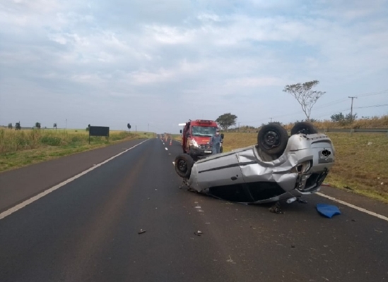 Carro capota na Euclides da Cunha perto de Fernandópolis